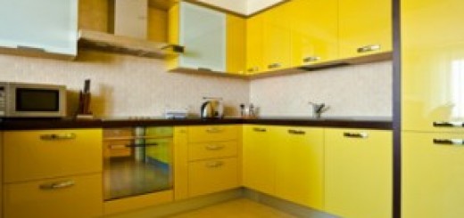 cuisine-meubles-laqués-jaune-harmonieuse-300x227